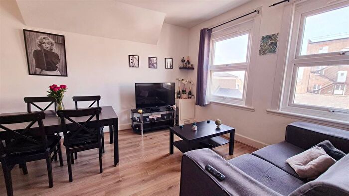 2 Bedroom Flat To Rent In Hetley Road, Shepherds Bush, London, W12