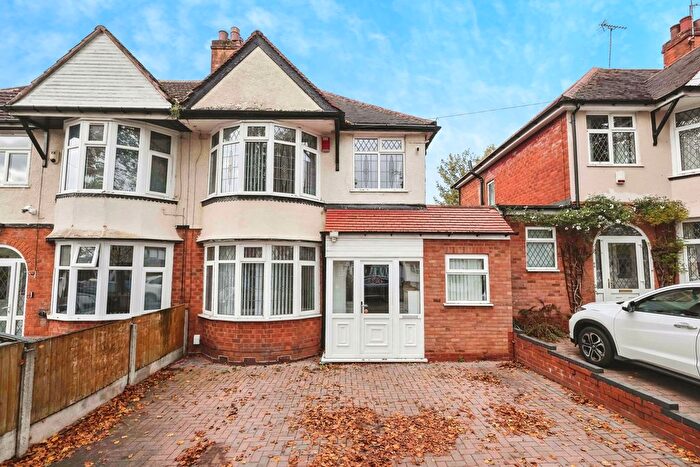 3 Bedroom Semi Detached House For Sale In Warren Hill Road, Kingstanding, Birmingham, B44