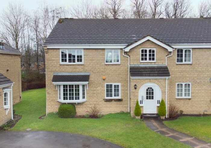 2 Bedroom Apartment To Rent In Oakdene Vale, Leeds, LS17