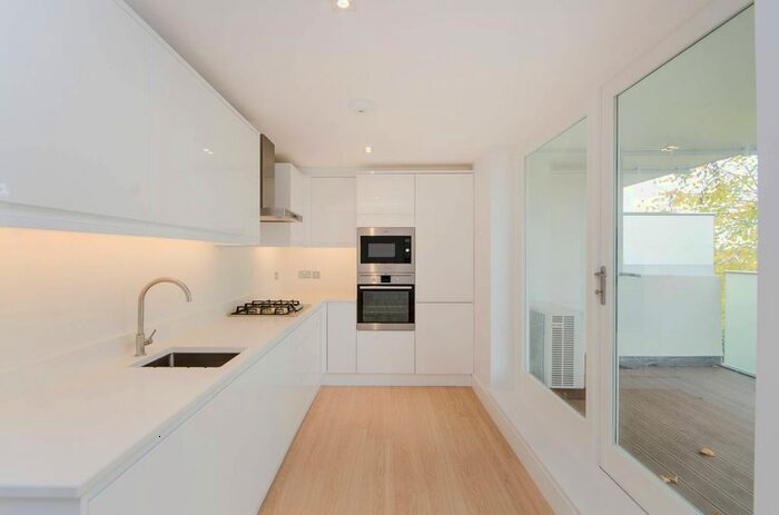 2 Bedroom Flat To Rent In Tabor Grove, Wimbledon, London, SW19