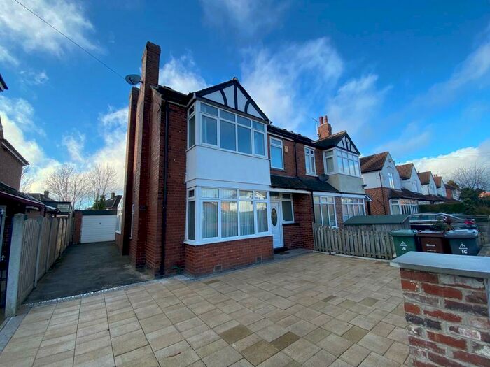 4 Bedroom House To Rent In Moor Grange View, Leeds, LS16
