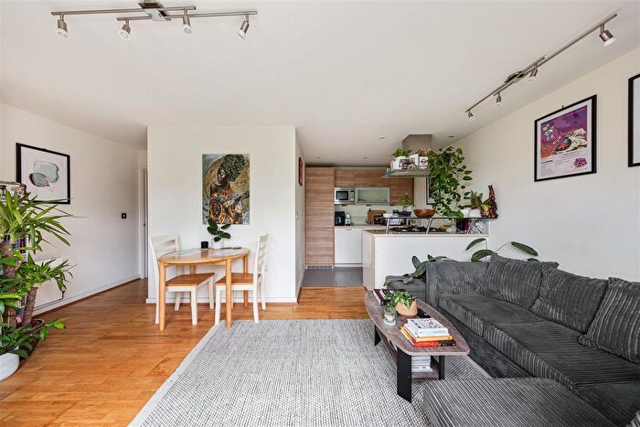 1 Bedroom Flat To Rent In Queen Mary Avenue, London, E18