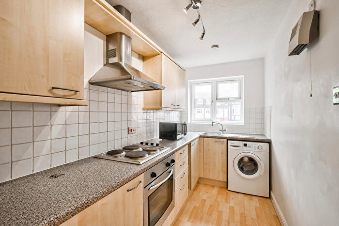 2 Bedroom Apartment To Rent In Falcon Way, Wanstead, E11