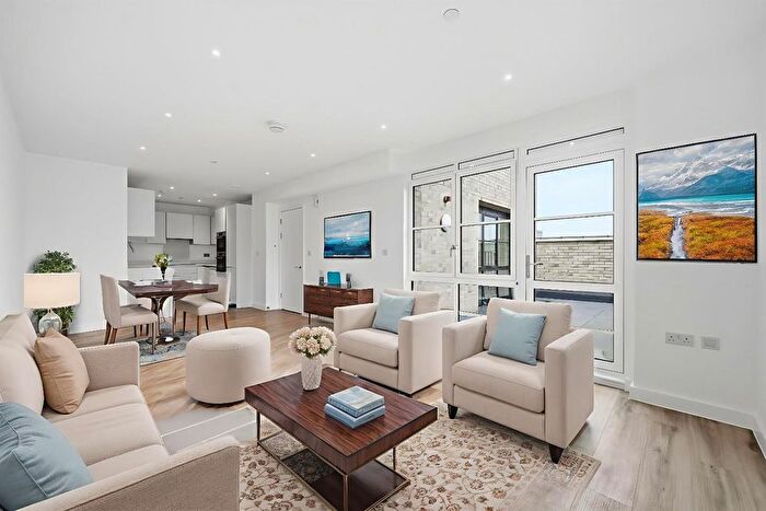 3 Bedroom Flat For Sale In Corner Place, Bethnal Green, E2