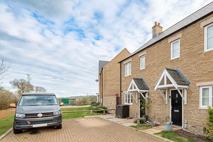 2 Bedroom Semi-Detached House For Sale In Iris Close, Bicester, OX25