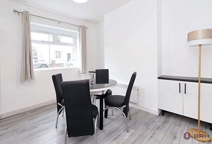 3 Bedroom End Of Terrace House For Sale In Staveley Street, Doncaster, DN12