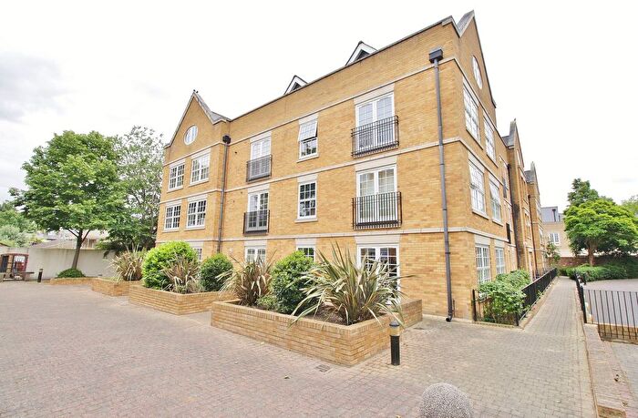 2 Bedroom Flat To Rent In Twickenham Road, Holme Court, TW7