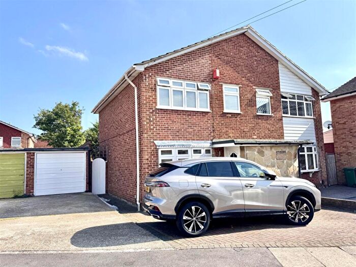 3 Bedroom Semi-Detached House To Rent In Mark Close, Bexleyheath, DA7