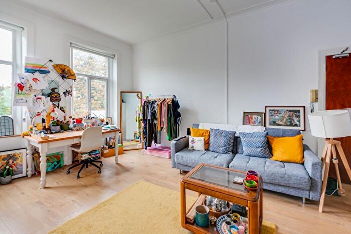 Apartment To Rent In Parsifal Road, West Hampstead, NW6