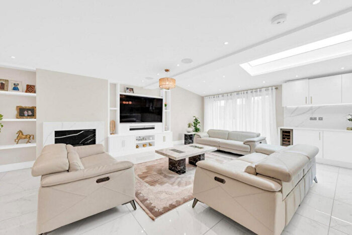 5 Bedroom Semi-Detached House For Sale In St. Pauls Wood Hill, Orpington, BR5