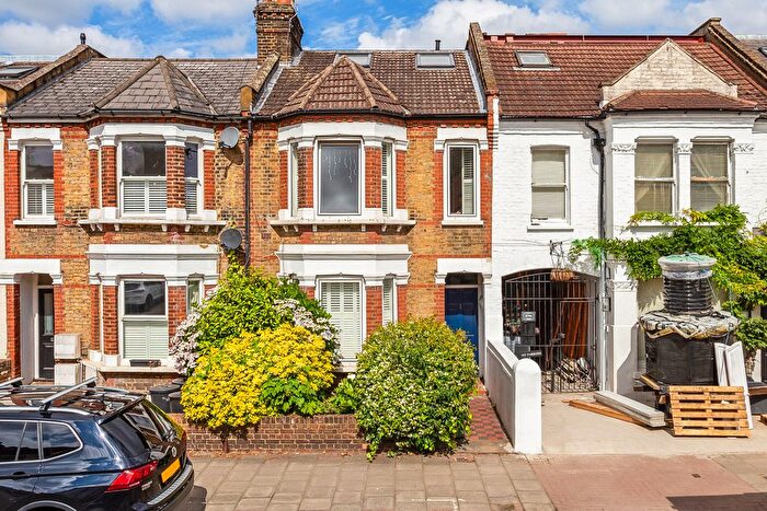 3 Bedroom Flat To Rent In Earlsfield Road, Earlsfield, SW18