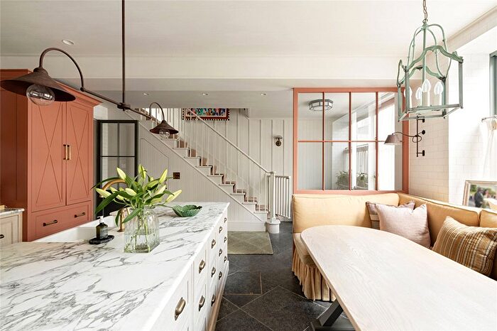 2 Bedroom Mews For Sale In Ruston Mews, London, W11