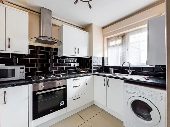 2 Bedroom Flat To Rent In West End Lane, Stoke Poges, SL2