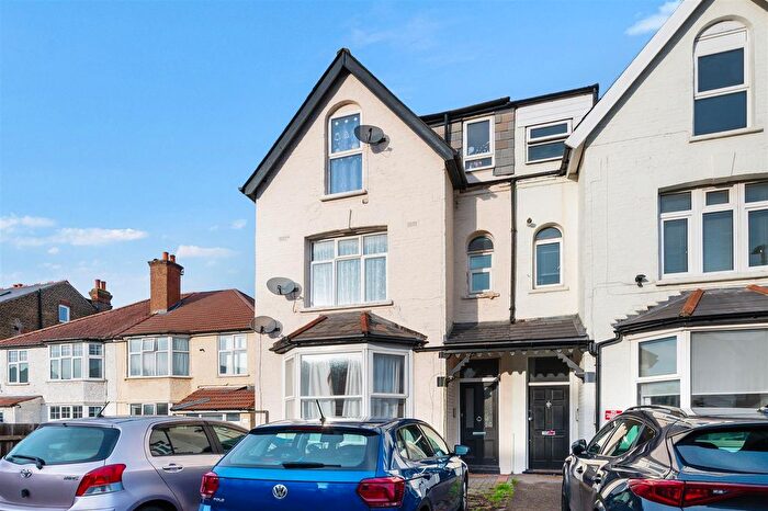 2 Bedroom Property To Rent In Queens Road, London, SW19