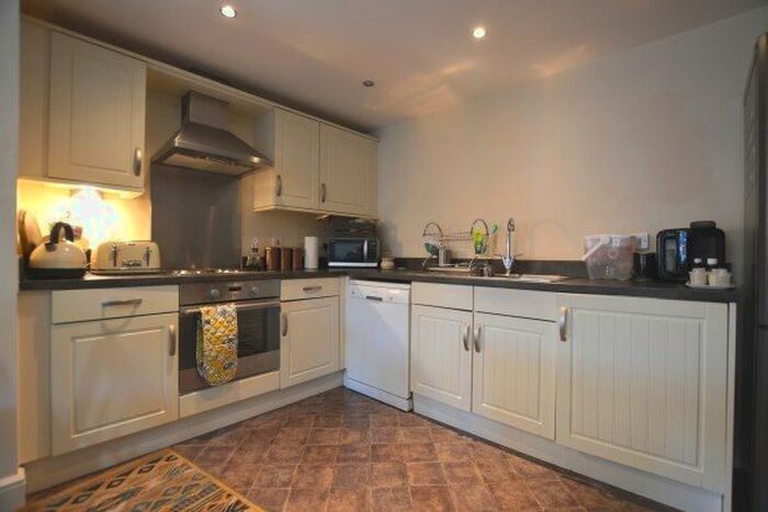 2 Bedroom Flat To Rent In St. Andrews Close, Wakefield, WF1