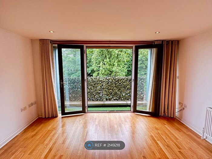 2 Bedroom Flat To Rent In Helena Court, London, N22