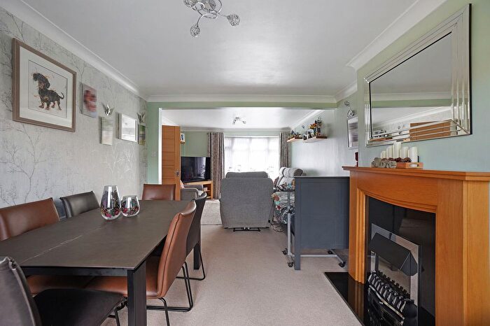 4 Bedroom Semi-Detached House For Sale In Woodberry Drive, Sittingbourne, Kent, ME10
