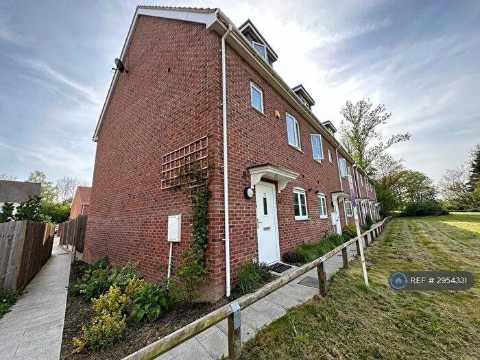 4 Bedroom End Of Terrace House To Rent In Elm Gardens, Brentwood, CM15