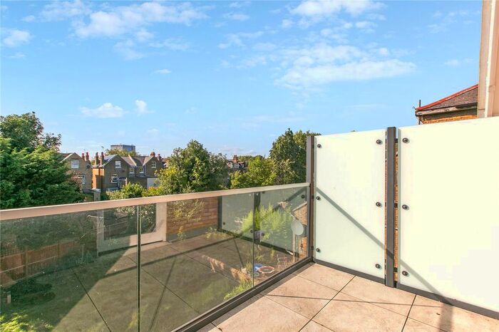 2 Bedroom Flat To Rent In Sutton Court Road, London, W4