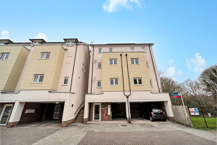 2 Bedroom Apartment For Sale In Pyle Close, Addlestone, KT15
