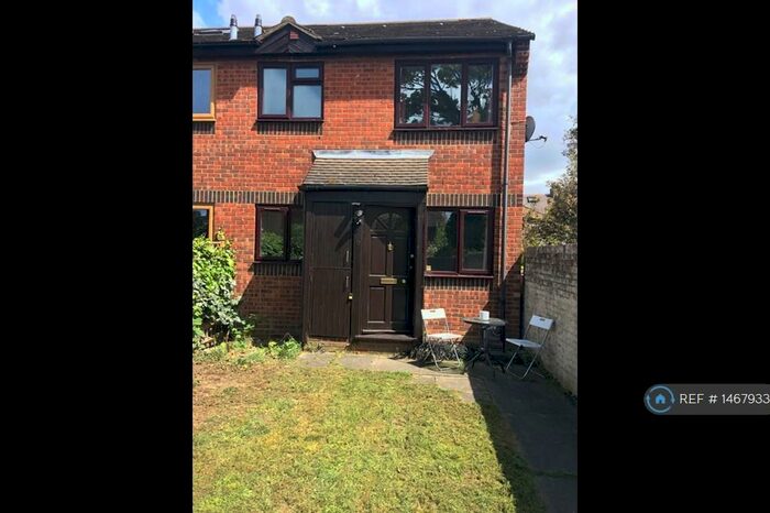 1 Bedroom Flat To Rent In Temple Close, London, E11