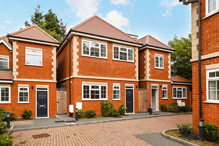3 Bedroom Detached House For Sale In Maxwelton Close (B), London, NW7