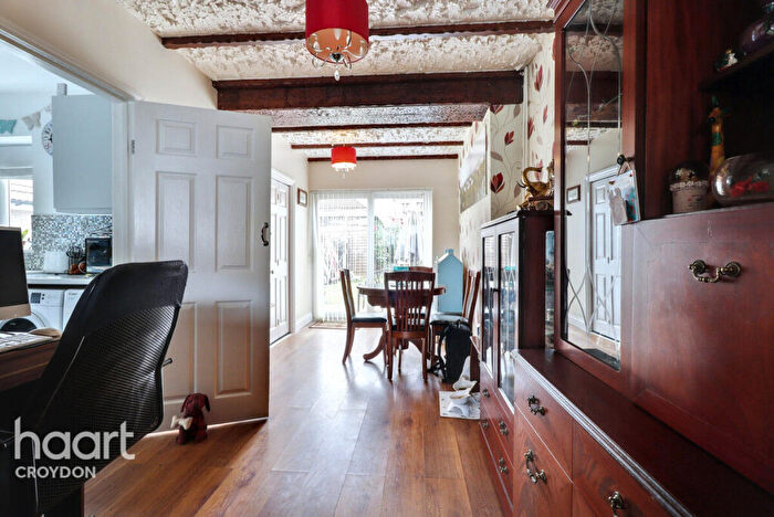 3 Bedroom Semi-Detached House For Sale In Aldrich Crescent, Croydon, CR0