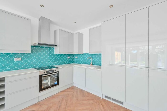 2 Bedroom Flat To Rent In Crown Lane, Streatham Common, London, SW16