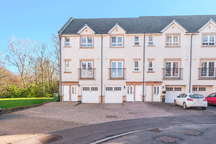 3 Bedroom Town House For Sale In Parklands Oval, Crookston, Glasgow, G53