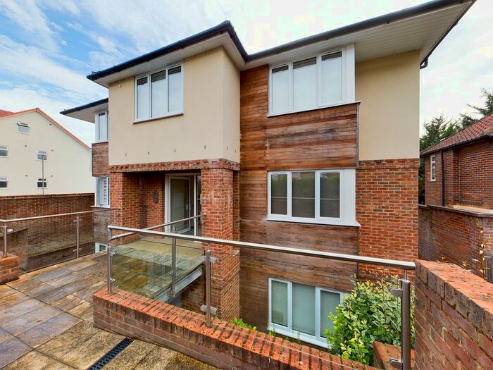 1 Bedroom Flat To Rent In Elizabeth Place, West Wycombe Road, HP12