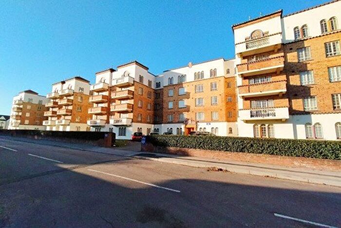 2 Bedroom Flat To Rent In Sea Road, Bournemouth, BH5