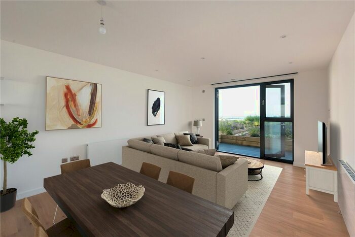 2 Bedroom Flat To Rent In Beach Drive, Ramsgate, Kent, CT11