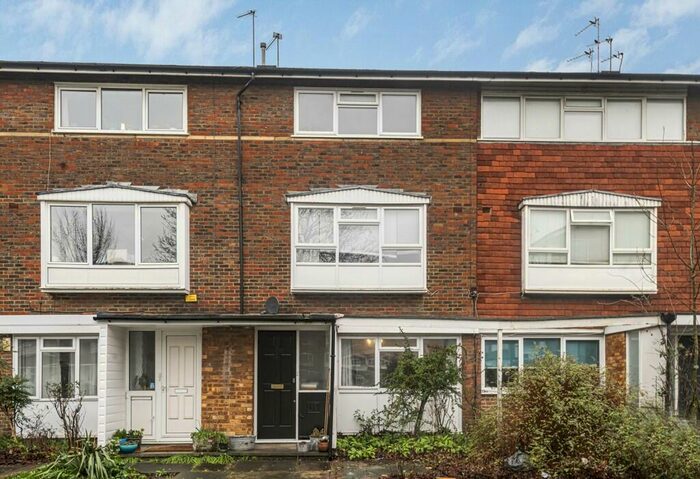 2 Bedroom Apartment To Rent In Southbourne Gardens, London, SE12