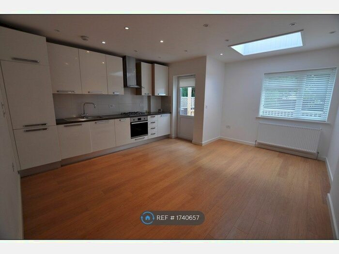 3 Bedroom Flat To Rent In Hodford Road, London, NW11