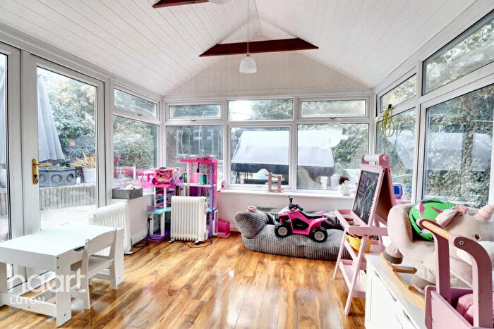 4 Bedroom Detached House For Sale In New Bedford Road, Luton, LU3