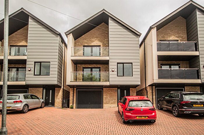 4 Bedroom Detached House To Rent In Brewerton Lane, Dewsbury, WF13