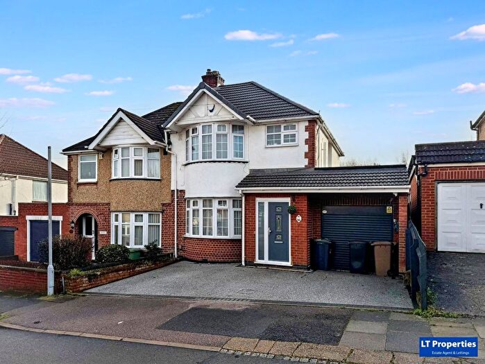 3 Bedroom Semi Detached House For Sale In Bloomfield Avenue, Luton, LU2