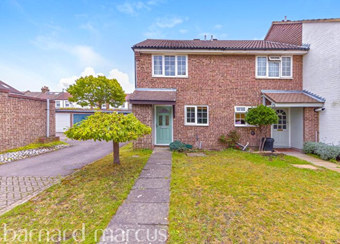 2 Bedroom House To Rent In St Catherines Close, London, SW17