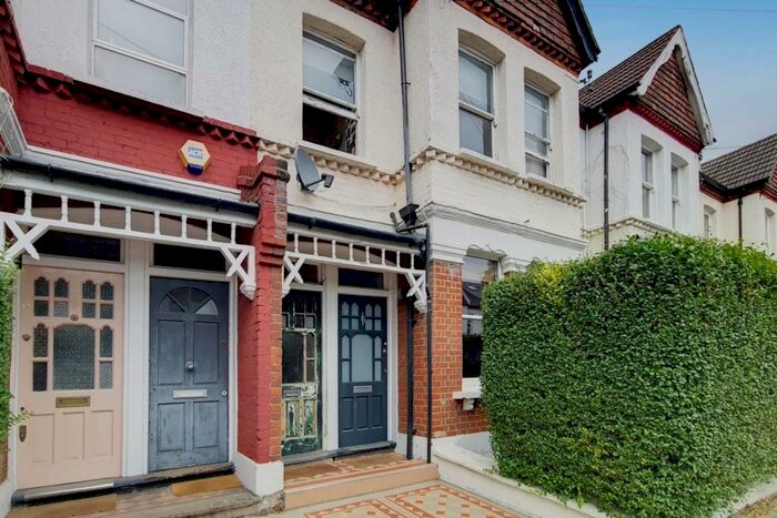 2 Bedroom Flat To Rent In Oakmead Road, Balham, London, SW12