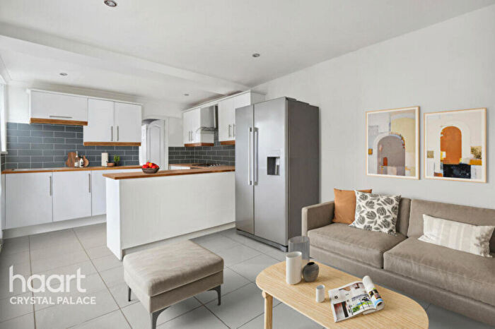 2 Bedroom Flat For Sale In Portland Road, London, SE25