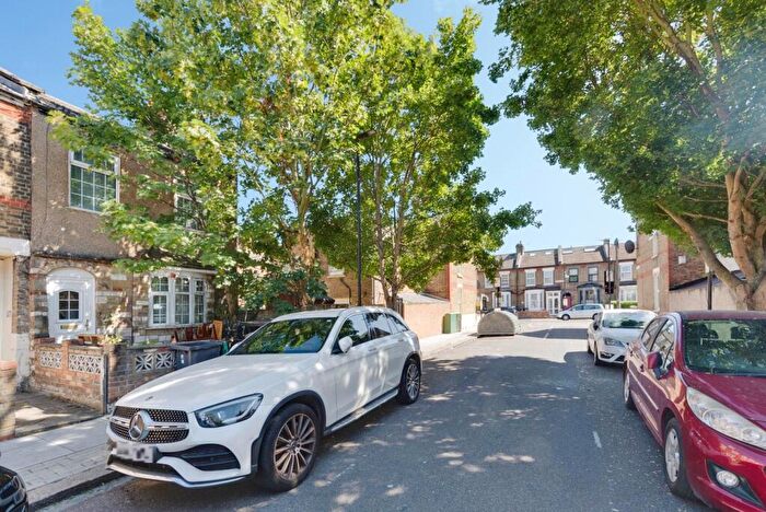 3 Bedroom End Of Terrace House For Sale In Montague Road, Tottenham Hale, N15