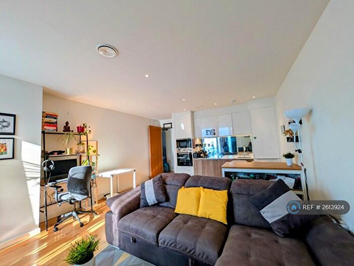 2 Bedroom Flat To Rent In Camberwell Passage, London, SE5