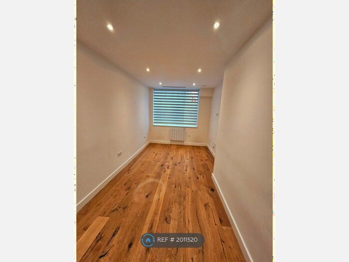 1 Bedroom Flat To Rent In Vista Court, Harlington, Hayes, UB3