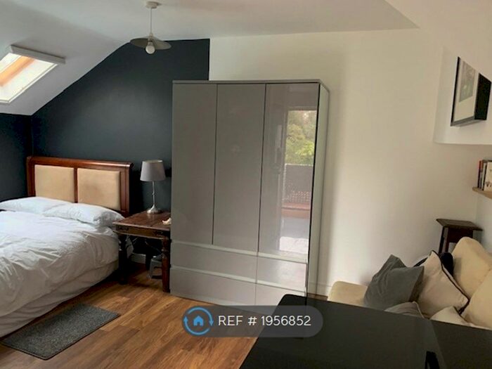 Studio To Rent In Theydon Road, Epping, CM16