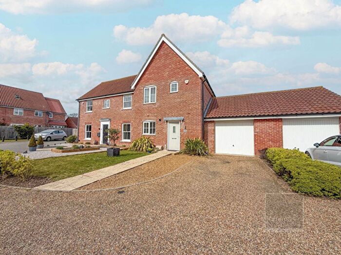 3 Bedroom Semi-Detached House For Sale In Durrel Way, North Walsham, NR28