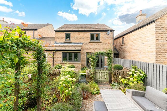 3 Bedroom Link Detached House For Sale In Stanhope Meadows, Cawthorne, S75