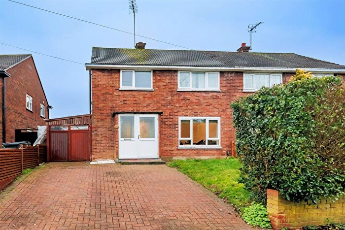 3 Bedroom Semi-Detached House For Sale In Beaconfield Road, Epping, CM16