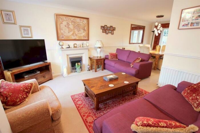 3 Bedroom Link Detached House To Rent In Delft Close, Tilehurst, Reading, RG30