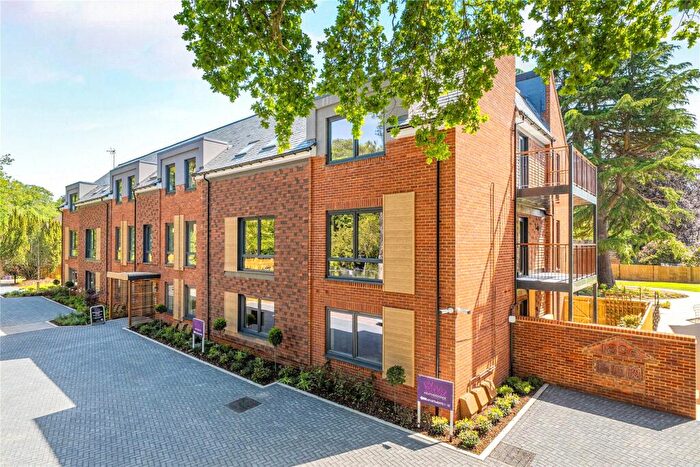 2 Bedroom Flat For Sale In Shores Road, Horsell, Surrey, GU21