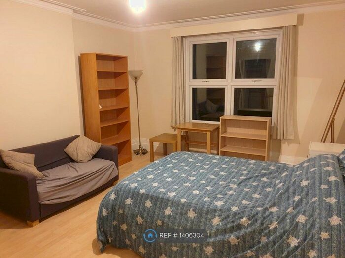 Studio To Rent In Clarendon Drive, London, SW15
